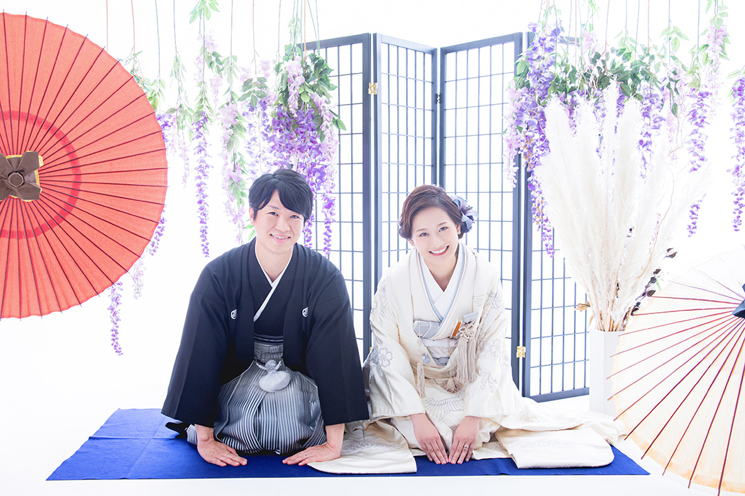 大阪のスタジオで三つ指で和装フォトウェディングを撮影するカップル