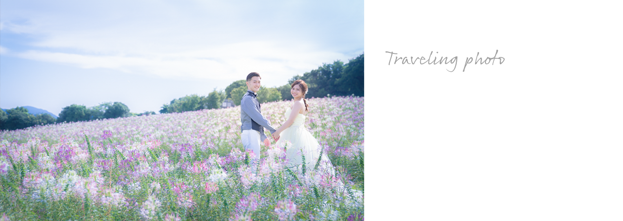 花畑でフォトウェディング撮影を楽しむカップルと全国対応の旅フォトのお知らせ
