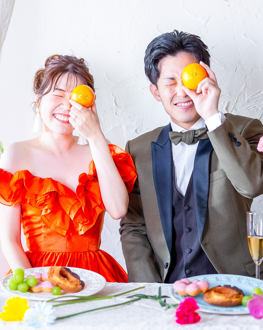 大阪のスタジオでティータイム風のフォトウェディングを撮影するカップル
