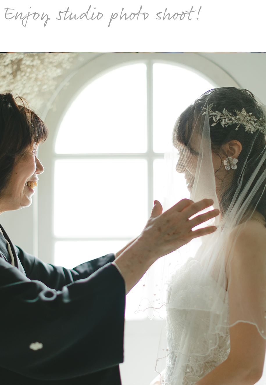大阪のスタジオで母親にベールダウンをしてもらい見つめ合う母親と花嫁