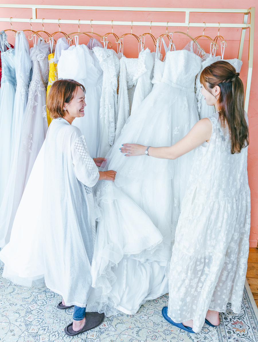 阿部写真館大阪本町靭公園店でウェディングドレスを選ぶお客様とスタッフ
